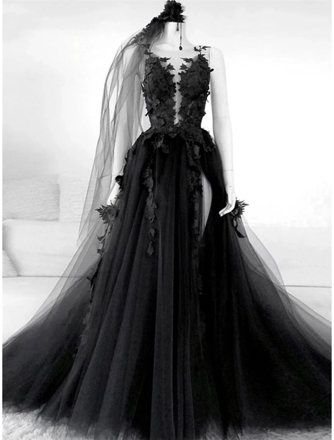 A-Linien-Abendkleid, elegantes Kleid, formelle Hofschleppe, schwarzes Kleid, ärmellos, Illusionshals, Tüll mit Falten, Schlitzapplikationen